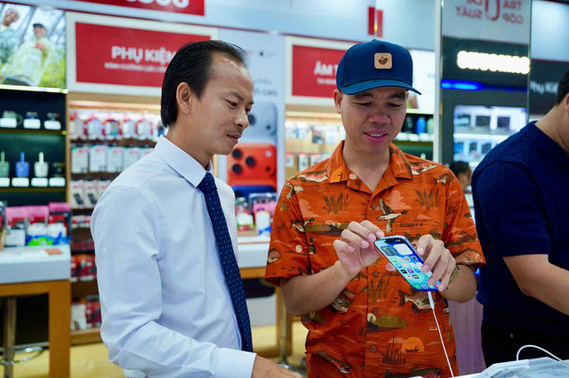 N&oacute;ng hừng hực: C&aacute;c đại l&yacute; ch&iacute;nh thức mở b&aacute;n iPhone 17, h&agrave;ng trăm ngh&igrave;n người nhận m&aacute;y- Ảnh 4.