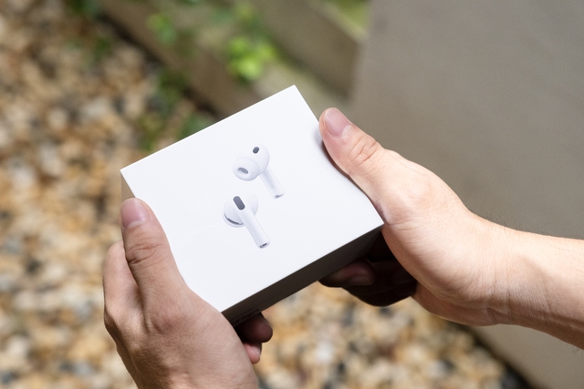 Trải nghiệm nhanh AirPods Pro 3 chính hãng vừa mở bán: Trên tai thoải mái, lần đầu có cảm biến đo nhịp tim- Ảnh 1.
