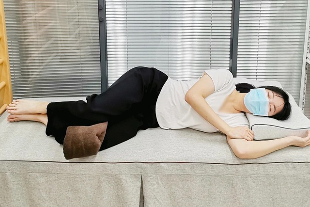 Ngủ ở 4 tư thế này ĐỪNG HỎI TẠI SAO cột sống sớm bị "hủy hoại": Nhiều người thích vì thoải mái- Ảnh 6.