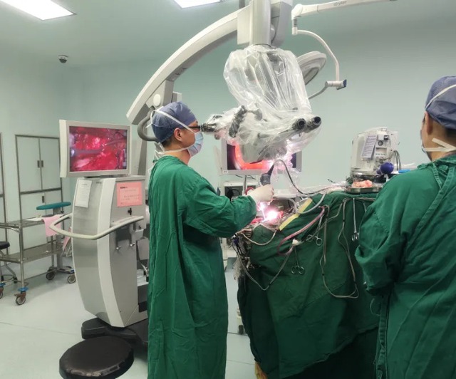 Chàng trai 26 tuổi phát hiện "BOM nổ chậm" trong não nhờ 1 khó chịu người hay dùng điện thoại, máy tính "gặp như cơm bữa"- Ảnh 2.