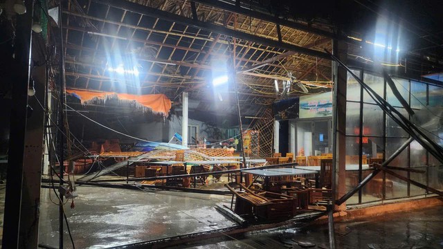 Bão số 10 Bualoi quần thảo đất liền: Nhiều nhà tốc mái; cột điện, cây cối đổ rạp ngổn ngang- Ảnh 12.