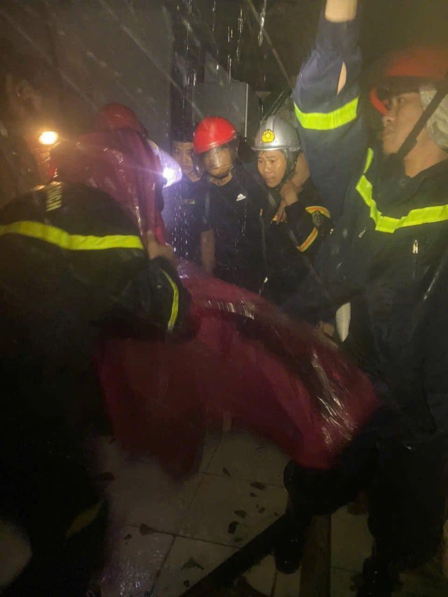 Bão số 10 Bualoi quần thảo đất liền: Nhiều nhà tốc mái; cột điện, cây cối đổ rạp ngổn ngang- Ảnh 18.