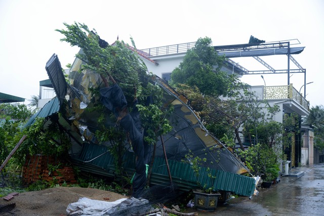 Bão số 10 Bualoi quần thảo đất liền: Nhiều nhà tốc mái; cột điện, cây cối đổ rạp ngổn ngang- Ảnh 7.