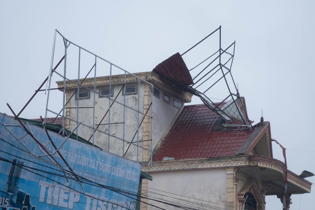 Bão số 10 Bualoi quần thảo đất liền: Nhiều nhà tốc mái; cột điện, cây cối đổ rạp ngổn ngang- Ảnh 5.