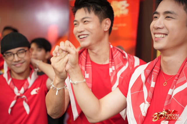 Hương Giang - Hưng Nguyễn g&acirc;y n&aacute;o loạn Trạm kh&aacute;ch A80, d&agrave;n nam thần T&acirc;n Binh To&agrave;n Năng khoe visual 