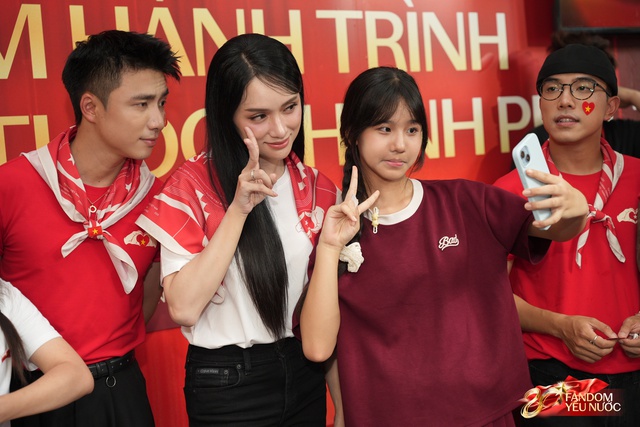 Hương Giang - Hưng Nguyễn g&acirc;y n&aacute;o loạn Trạm kh&aacute;ch A80, d&agrave;n nam thần T&acirc;n Binh To&agrave;n Năng khoe visual 