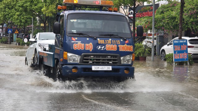 Hà Nội ngập nhiều tuyến đường, ùn tắc kéo dài do ảnh hưởng bão số 10 Bualoi, dân công sở chật vật di chuyển- Ảnh 22. Hà Nội ngập nhiều tuyến đường, ùn tắc kéo dài do ảnh hưởng bão số 10 Bualoi, dân công sở chật vật di chuyển- Ảnh 22.