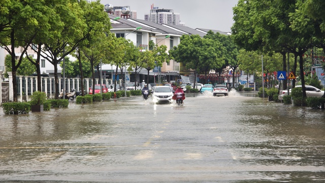 Hà Nội ngập nhiều tuyến đường, ùn tắc kéo dài do ảnh hưởng bão số 10 Bualoi, dân công sở chật vật di chuyển- Ảnh 17. Hà Nội ngập nhiều tuyến đường, ùn tắc kéo dài do ảnh hưởng bão số 10 Bualoi, dân công sở chật vật di chuyển- Ảnh 17.