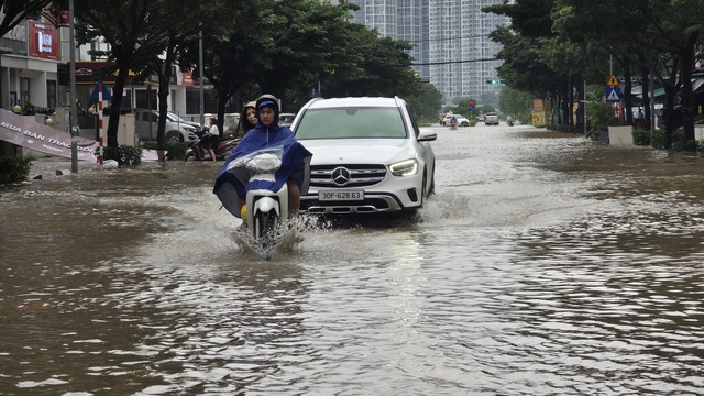 Hà Nội ngập nhiều tuyến đường, ùn tắc kéo dài do ảnh hưởng bão số 10 Bualoi, dân công sở chật vật di chuyển- Ảnh 14.