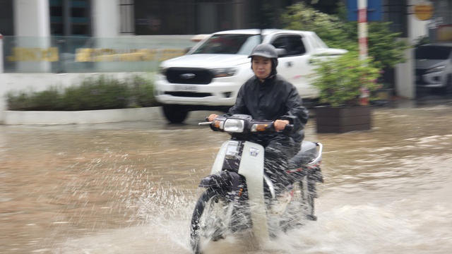Hà Nội ngập nhiều tuyến đường, ùn tắc kéo dài do ảnh hưởng bão số 10 Bualoi, dân công sở chật vật di chuyển- Ảnh 16.