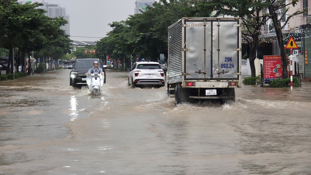 Hà Nội ngập nhiều tuyến đường, ùn tắc kéo dài do ảnh hưởng bão số 10 Bualoi, dân công sở chật vật di chuyển- Ảnh 13.