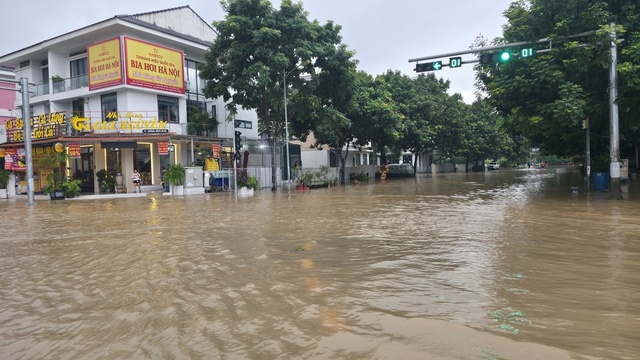 Hà Nội ngập nhiều tuyến đường, ùn tắc kéo dài do ảnh hưởng bão số 10 Bualoi, dân công sở chật vật di chuyển- Ảnh 23. Hà Nội ngập nhiều tuyến đường, ùn tắc kéo dài do ảnh hưởng bão số 10 Bualoi, dân công sở chật vật di chuyển- Ảnh 23.