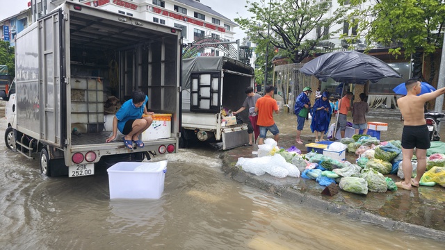 Hà Nội ngập nhiều tuyến đường, ùn tắc kéo dài do ảnh hưởng bão số 10 Bualoi, dân công sở chật vật di chuyển- Ảnh 20. Hà Nội ngập nhiều tuyến đường, ùn tắc kéo dài do ảnh hưởng bão số 10 Bualoi, dân công sở chật vật di chuyển- Ảnh 20.