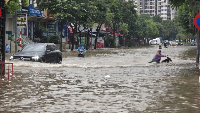 Hà Nội ngập nhiều tuyến đường, ùn tắc kéo dài do ảnh hưởng bão số 10 Bualoi, dân công sở chật vật di chuyển- Ảnh 18. Hà Nội ngập nhiều tuyến đường, ùn tắc kéo dài do ảnh hưởng bão số 10 Bualoi, dân công sở chật vật di chuyển- Ảnh 18.