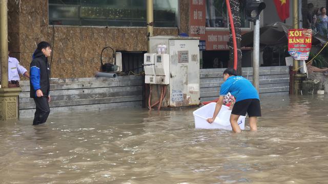 Hà Nội ngập nhiều tuyến đường, ùn tắc kéo dài do ảnh hưởng bão số 10 Bualoi, dân công sở chật vật di chuyển- Ảnh 24. Hà Nội ngập nhiều tuyến đường, ùn tắc kéo dài do ảnh hưởng bão số 10 Bualoi, dân công sở chật vật di chuyển- Ảnh 24.