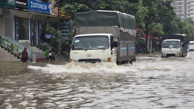 Hà Nội ngập nhiều tuyến đường, ùn tắc kéo dài do ảnh hưởng bão số 10 Bualoi, dân công sở chật vật di chuyển- Ảnh 21. Hà Nội ngập nhiều tuyến đường, ùn tắc kéo dài do ảnh hưởng bão số 10 Bualoi, dân công sở chật vật di chuyển- Ảnh 21.
