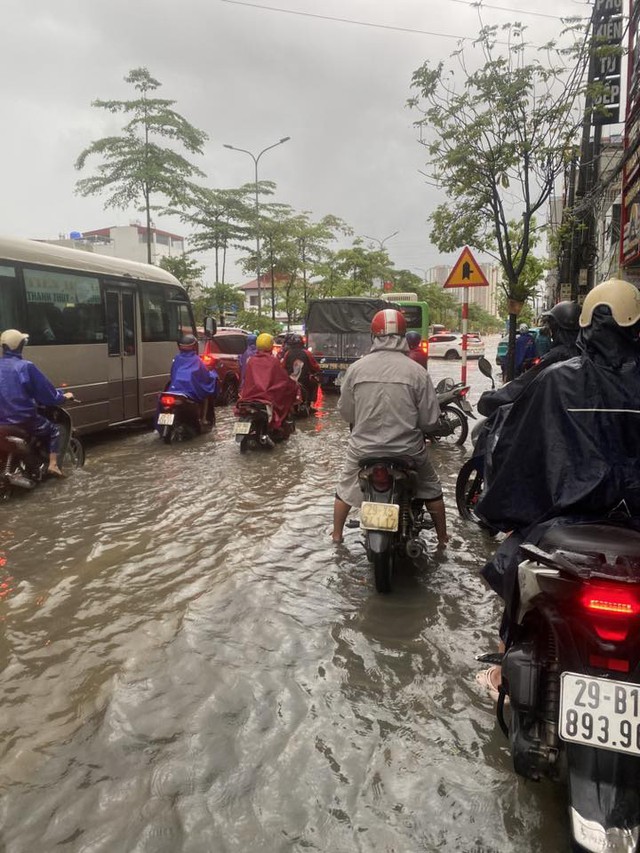 Hà Nội ngập nhiều tuyến đường, ùn tắc kéo dài do ảnh hưởng bão số 10 Bualoi, dân công sở chật vật di chuyển- Ảnh 9.