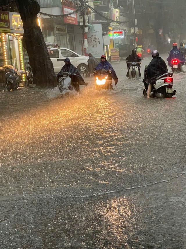 Hà Nội ngập nhiều tuyến đường, ùn tắc kéo dài do ảnh hưởng bão số 10 Bualoi, dân công sở chật vật di chuyển- Ảnh 10.