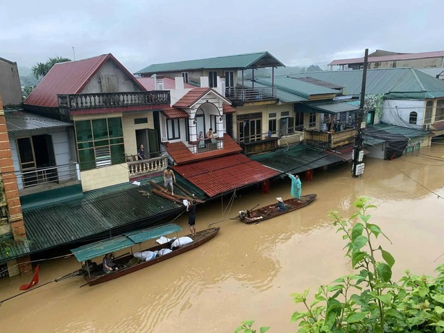 Cảnh tượng thắt lòng trong đợt ngập lụt nghiêm trọng nhất năm 2025 do bão số 10 Bualoi- Ảnh 1.