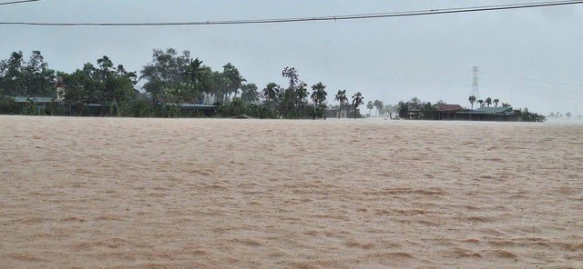 Cảnh tượng thắt lòng trong đợt ngập lụt nghiêm trọng nhất năm 2025 do bão số 10 Bualoi- Ảnh 25.