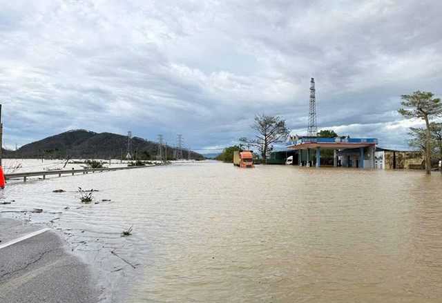 Cảnh tượng thắt lòng trong đợt ngập lụt nghiêm trọng nhất năm 2025 do bão số 10 Bualoi- Ảnh 32.