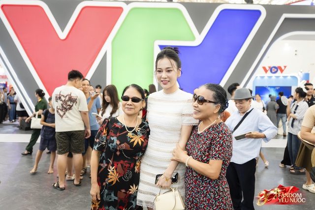 Dàn sao Việt tại Triển lãm Thành tựu đất nước: Phương Oanh - Shark Bình sánh đôi, 1 sao nữ 42 tuổi đang hot khoe visual quá xinh!- Ảnh 3.