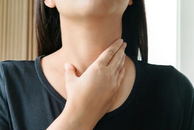 Cô gái 22 tuổi tử vong sau 5 ngày viêm họng, bác sĩ nghiêm mặt nhắc: Có 5 dấu hiệu này phải đi khám gấp!- Ảnh 2.