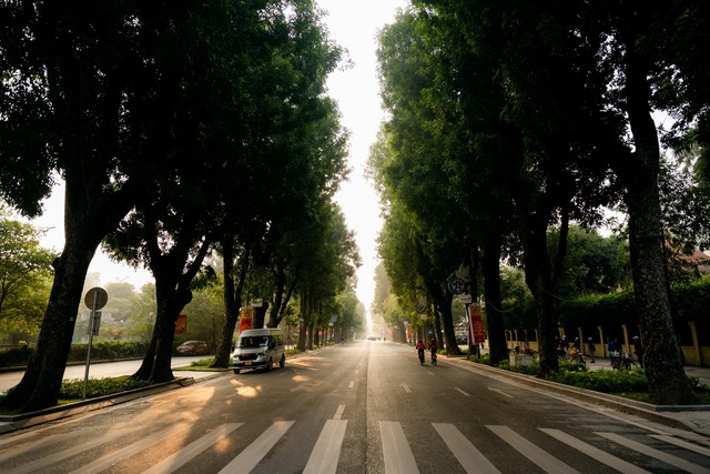 Ảnh, clip: H&agrave; Nội v&agrave; TP.HCM thật lạ trong s&aacute;ng đầu năm 2026- Ảnh 1.