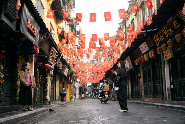 Ảnh, clip: H&agrave; Nội v&agrave; TP.HCM thật lạ trong s&aacute;ng đầu năm 2026- Ảnh 12.