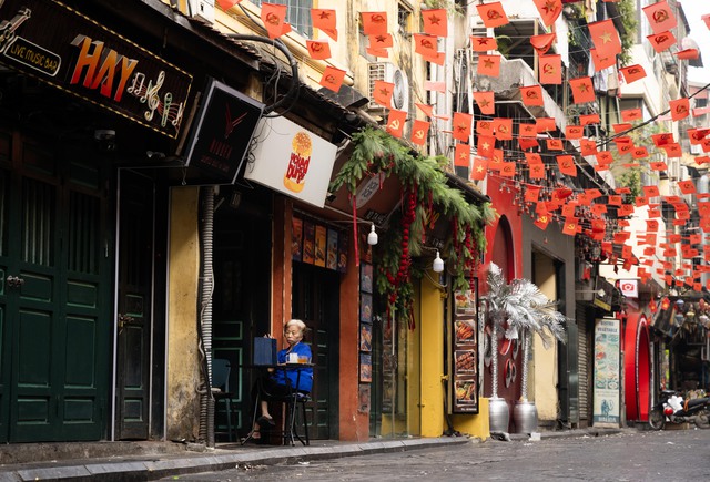 Ảnh, clip: H&agrave; Nội v&agrave; TP.HCM thật lạ trong s&aacute;ng đầu năm 2026- Ảnh 13.