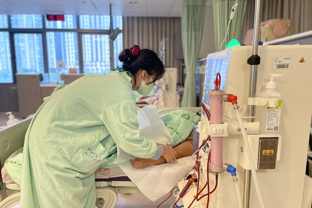 Học sinh cấp 2 tiểu ra m&aacute;u, chạy thận cả đời v&igrave; thứ nước "vạn người m&ecirc;" v&agrave; kiểu giải tr&iacute; ban đ&ecirc;m phổ biến- Ảnh 1.