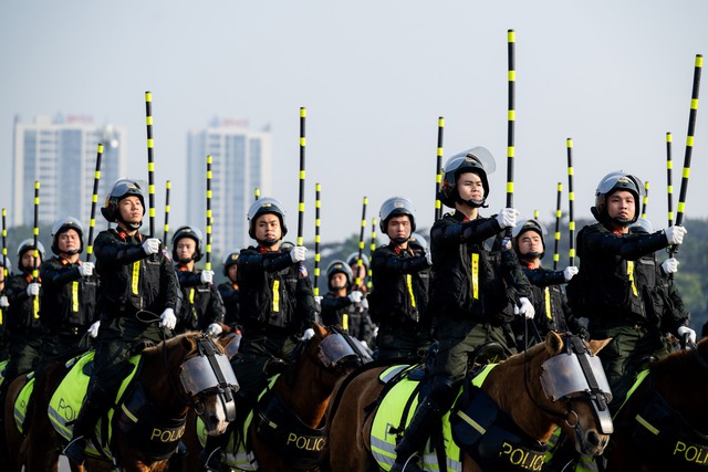 Toàn cảnh Lễ xuất quân và màn diễn tập hoành tráng bảo vệ an ninh Đại hội XIV tại Mỹ Đình- Ảnh 9. Toàn cảnh Lễ xuất quân và màn diễn tập hoành tráng bảo vệ an ninh Đại hội XIV tại Mỹ Đình- Ảnh 9.