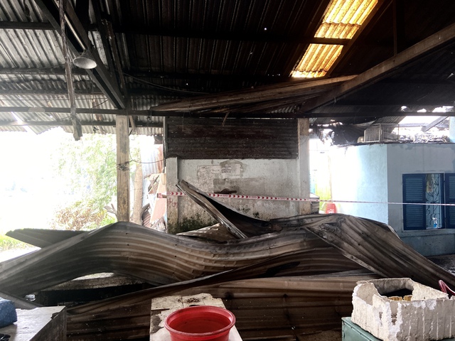 TP.HCM: Hiện trường vụ ch&aacute;y sau chợ B&igrave;nh Trưng, tiểu thương bật kh&oacute;c trước cảnh hoang t&agrave;n- Ảnh 7.