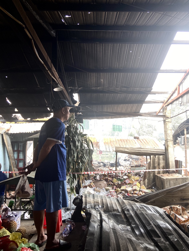 TP.HCM: Hiện trường vụ ch&aacute;y sau chợ B&igrave;nh Trưng, tiểu thương bật kh&oacute;c trước cảnh hoang t&agrave;n- Ảnh 10.