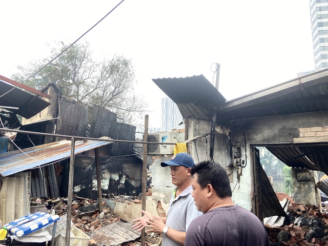 TP.HCM: Hiện trường vụ ch&aacute;y sau chợ B&igrave;nh Trưng, tiểu thương bật kh&oacute;c trước cảnh hoang t&agrave;n- Ảnh 9.