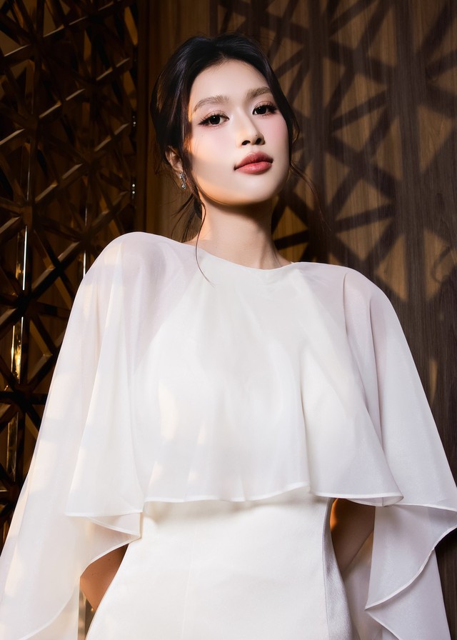 Hoa hậu Đo&agrave;n Thi&ecirc;n &Acirc;n ph&acirc;n trần về th&aacute;i độ lạ với fan nữ- Ảnh 2.