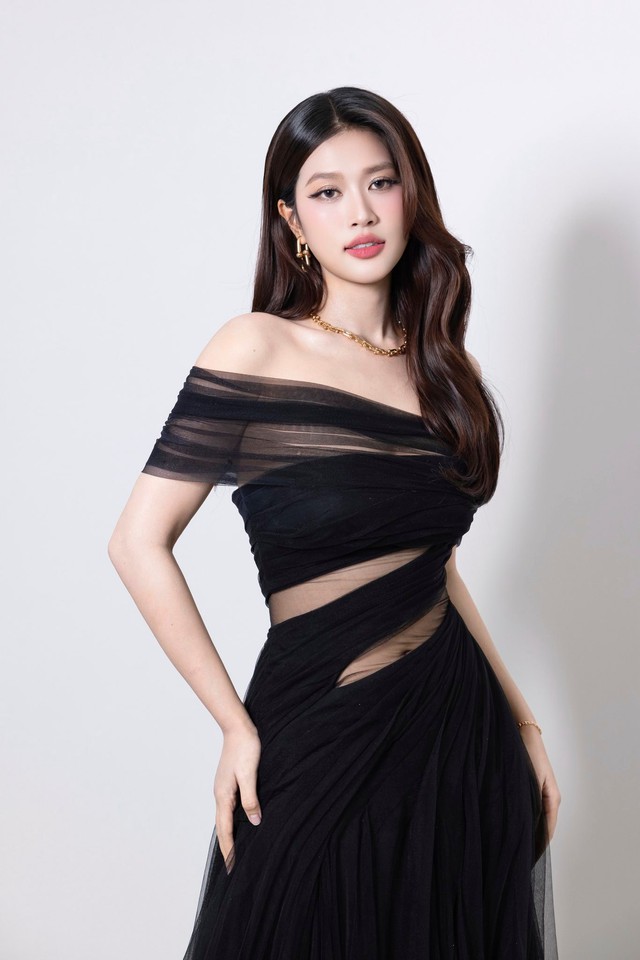 Hoa hậu Đo&agrave;n Thi&ecirc;n &Acirc;n ph&acirc;n trần về th&aacute;i độ lạ với fan nữ- Ảnh 3.