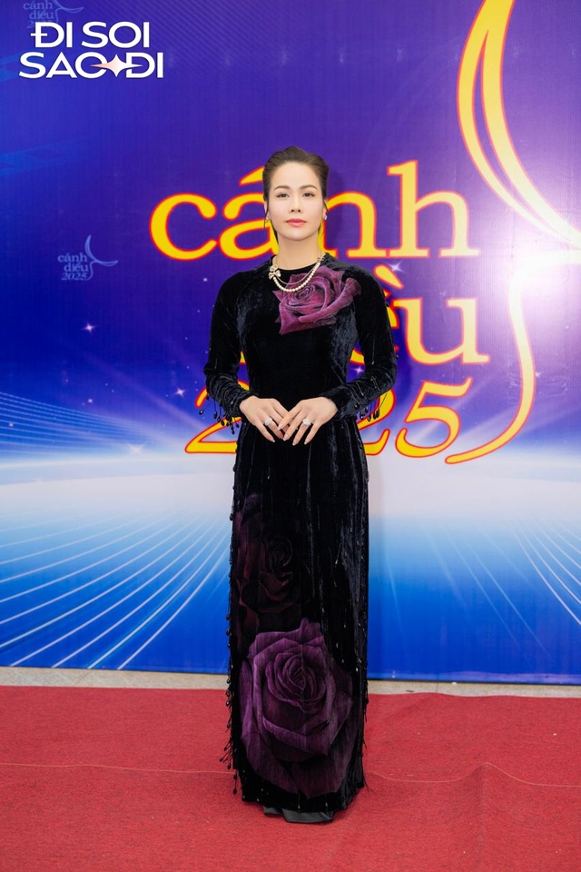 Thảm đỏ C&aacute;nh Diều 2025: L&ecirc; Bống - Thanh Hương xinh sang kịch trần, tổng t&agrave;i C&aacute;ch Em 1 Milimet khen đẹp l&agrave; chưa đủ- Ảnh 11.