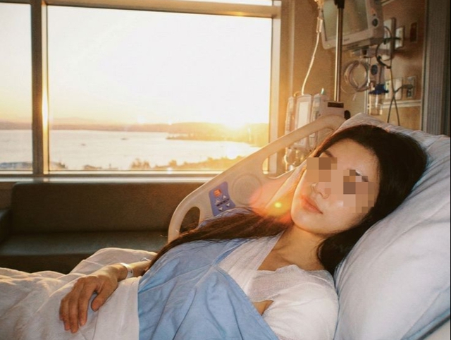 Nữ lập tr&igrave;nh vi&ecirc;n V&Ocirc; T&Igrave;NH ph&aacute;t hiện ung thư v&uacute; cực nguy hiểm nhờ cảm gi&aacute;c "l&agrave; lạ" khi b&ocirc;i kem dưỡng da- Ảnh 2.