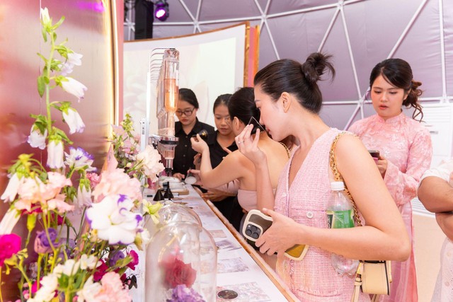 Hoa Hậu Thanh Thủy, Tóc Tiên, Gemini Hùng Huỳnh, Cường Bạch… cùng dàn sao All-Star đổ bộ sự kiện Comfort Odyssey Of Perfume- Ảnh 10. Hoa Hậu Thanh Thủy, Tóc Tiên, Gemini Hùng Huỳnh, Cường Bạch… cùng dàn sao All-Star đổ bộ sự kiện Comfort Odyssey Of Perfume- Ảnh 10.