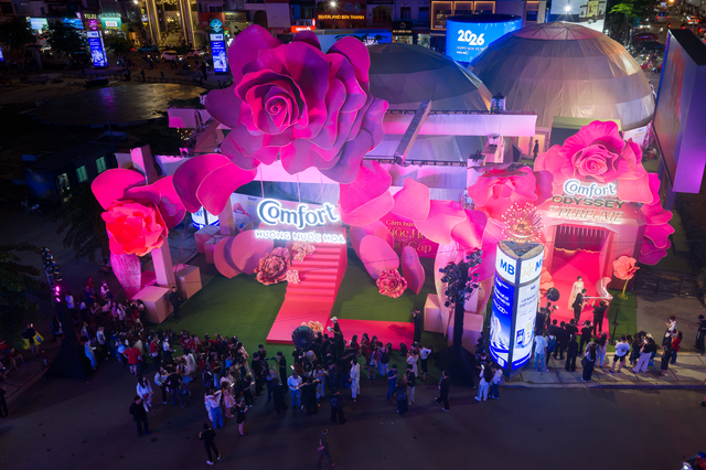 Hoa Hậu Thanh Thủy, Tóc Tiên, Gemini Hùng Huỳnh, Cường Bạch… cùng dàn sao All-Star đổ bộ sự kiện Comfort Odyssey Of Perfume- Ảnh 8. Hoa Hậu Thanh Thủy, Tóc Tiên, Gemini Hùng Huỳnh, Cường Bạch… cùng dàn sao All-Star đổ bộ sự kiện Comfort Odyssey Of Perfume- Ảnh 8.