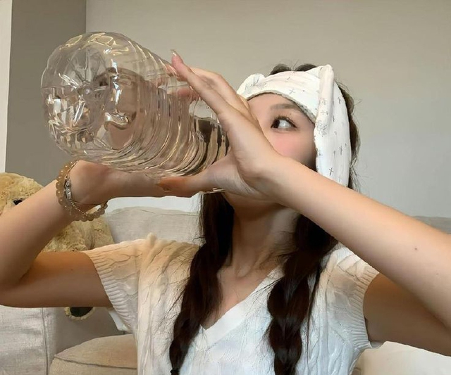 Thận sợ g&igrave; nhất? B&aacute;c sĩ tiết lộ 6 th&oacute;i quen "ph&aacute; thận" c&ograve;n nhanh hơn nhịn tiểu, nhiều người kh&ocirc;ng ngờ đến!- Ảnh 3.