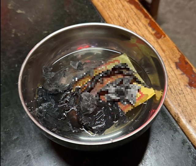 B&eacute; g&aacute;i 2 tuổi co giật, n&ocirc;n mửa, thận "chất đầy" ch&igrave;, su&yacute;t chết v&igrave; mẹo chữa kh&oacute; ngủ kh&ocirc;ng xa lạ với người Việt- Ảnh 1.