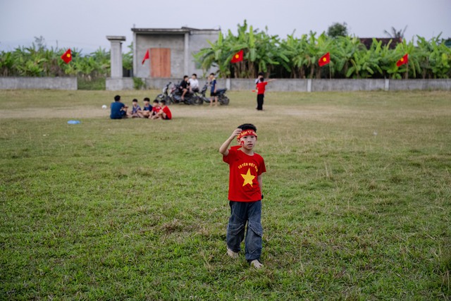Về nh&agrave; Đ&igrave;nh Bắc trước giờ b&oacute;ng lăn- Ảnh 12.