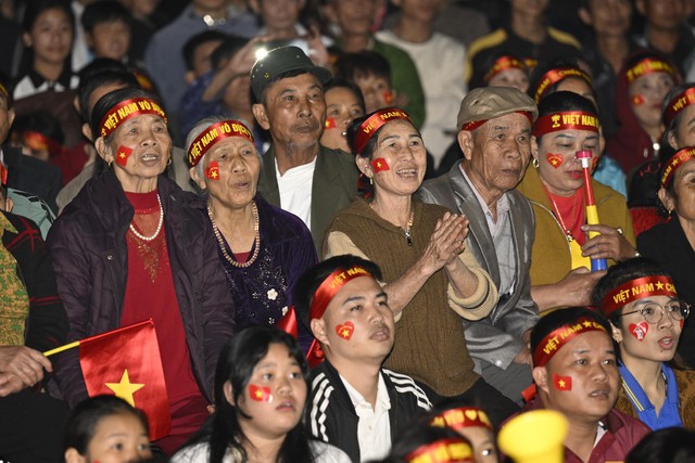 Khoảnh khắc c&aacute;c cổ động vi&ecirc;n thẫn thờ khi U23 Việt Nam bị dẫn trước- Ảnh 19.