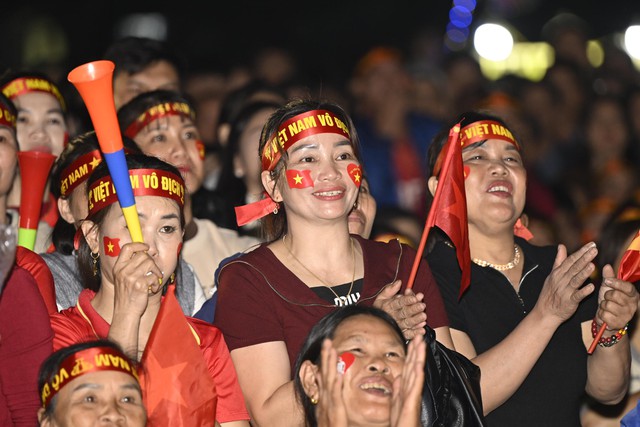 Khoảnh khắc c&aacute;c cổ động vi&ecirc;n thẫn thờ khi U23 Việt Nam bị dẫn trước- Ảnh 20.