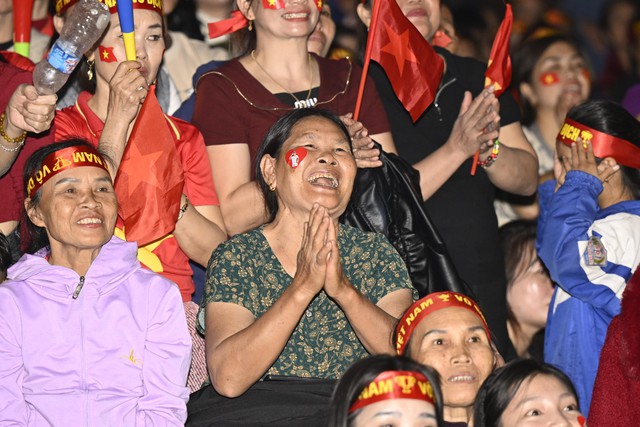 Khoảnh khắc c&aacute;c cổ động vi&ecirc;n thẫn thờ khi U23 Việt Nam bị dẫn trước- Ảnh 18.