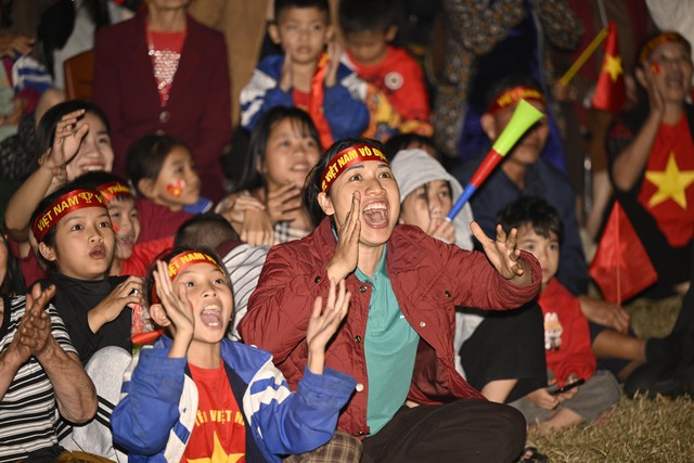 Cổ động viên liên tục an ủi U23 Việt Nam sau 3 bàn thua: “Không sao, không sao đâu”- Ảnh 8.