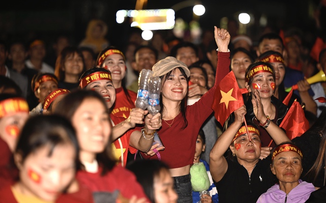 Cổ động viên liên tục an ủi U23 Việt Nam sau 3 bàn thua: “Không sao, không sao đâu”- Ảnh 11.