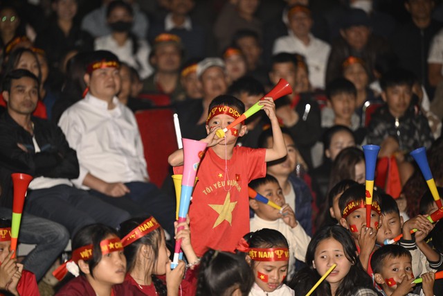 Cổ động viên liên tục an ủi U23 Việt Nam sau 3 bàn thua: “Không sao, không sao đâu”- Ảnh 9.
